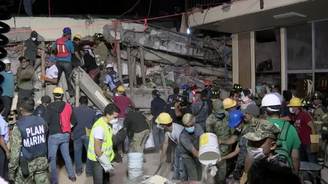 Rescuers at the Enrique Rébsamen school at work