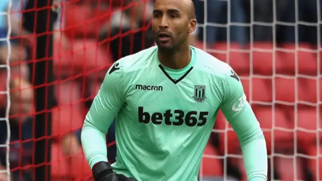 Lee Grant in goal