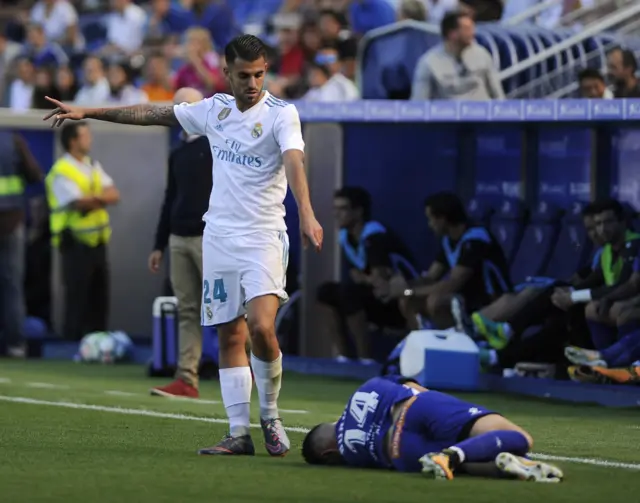 Ceballos calls over the referee for Burgui