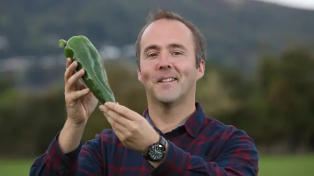 Kevin Fortey holding his weighty chilli