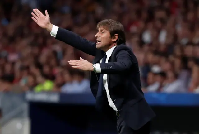 Antonio Conte instructs