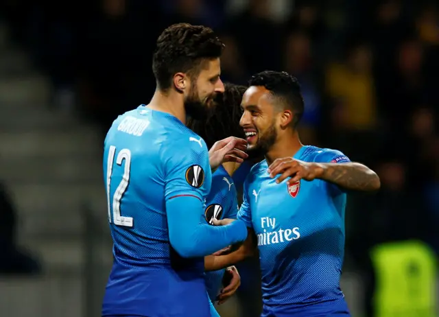 Giroud and Walcott celebrate