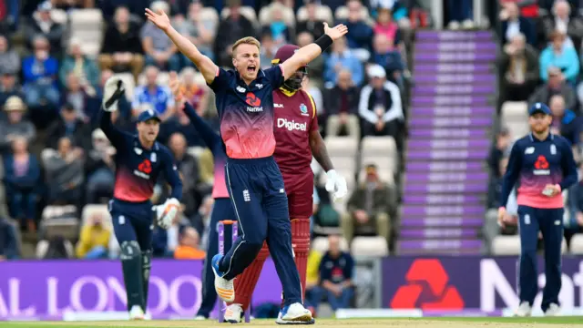 Tom Curran appeals for lbw against Chris Gayle