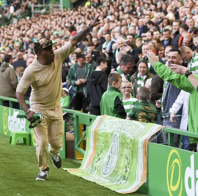 Rapper Coolio does a lap of honour at Paradise