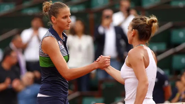 Simona Halep shakes hands with Karolina Pliskova