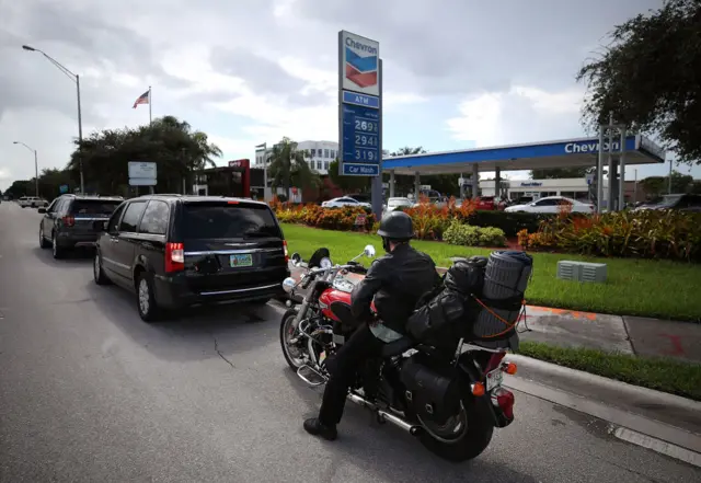 cars queueing for gas