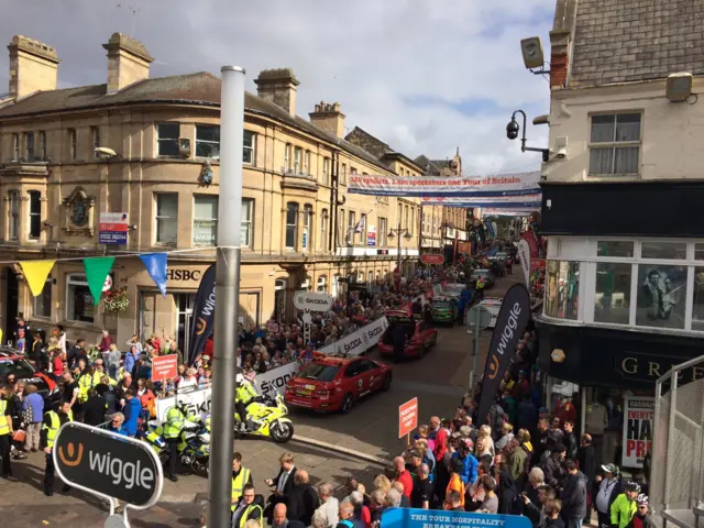 Crowds in Mansfield