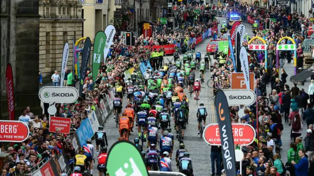 Start of the Tour along High Street and Royal Mile in Edinburgh