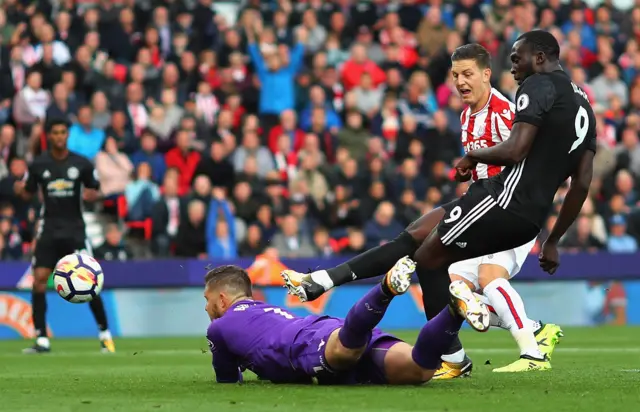 Romelu Lukaku of Manchester United scores