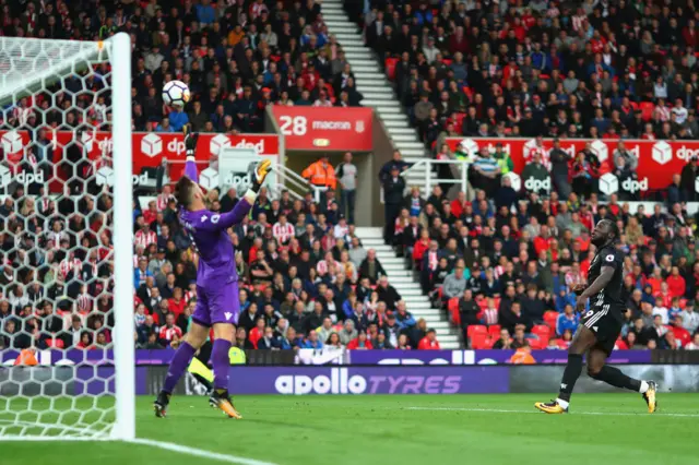 Romelu Lukaku of Manchester United misses the target