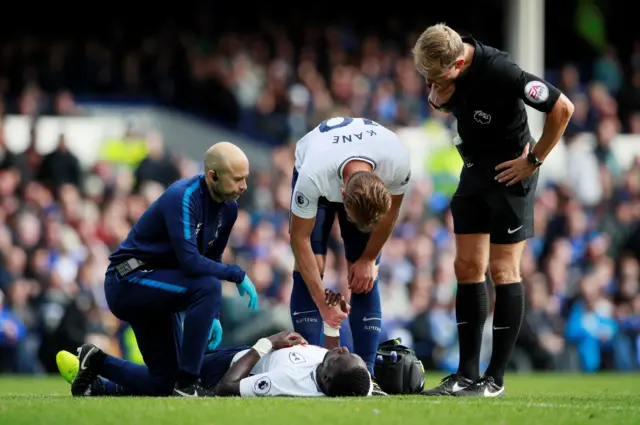 Moussa Sissoko receives medical attention