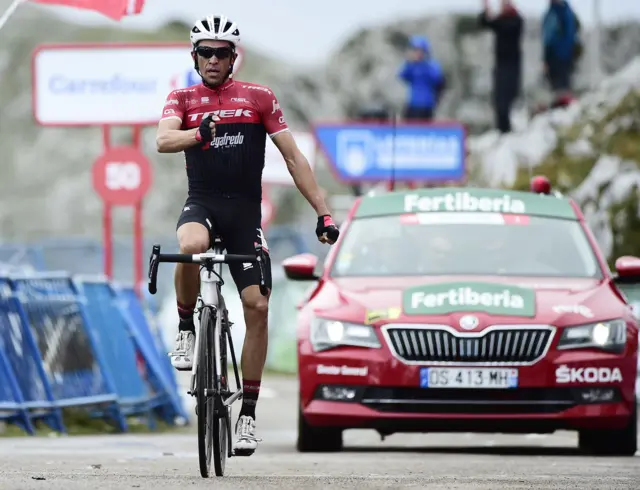 Alberto Contador celebrates