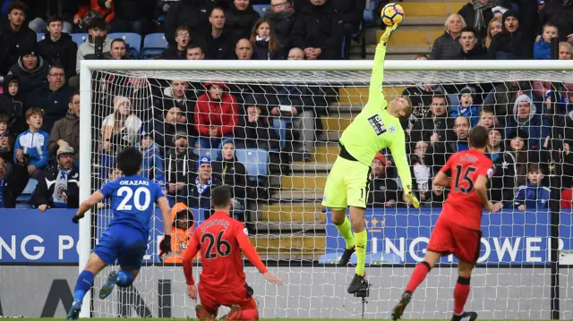 Jonas Lossl tips over Islam Slimani's header