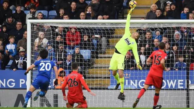 Jonas Lossl tips over Islam Slimani's header