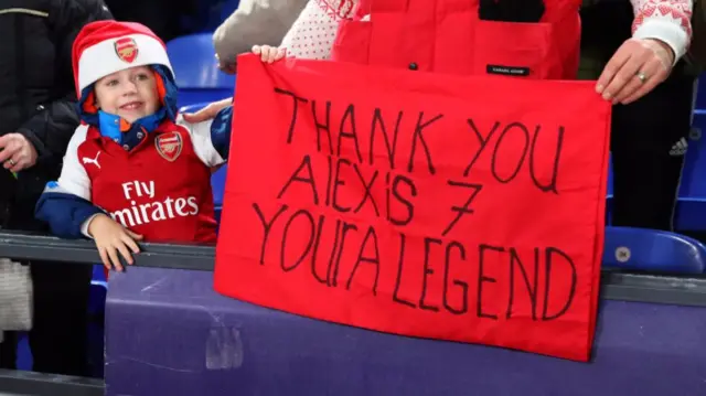 Arsenal fan with alexis sign