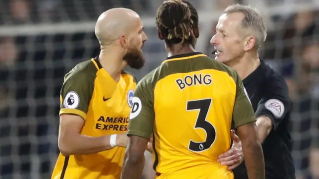 Bong talks to the referee