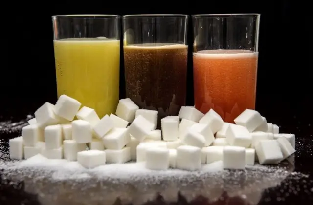 Fizzy drinks and sugar cubes