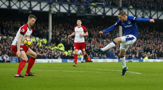 Jonny Evans blocks a shot by Gylfi Sigurdsson