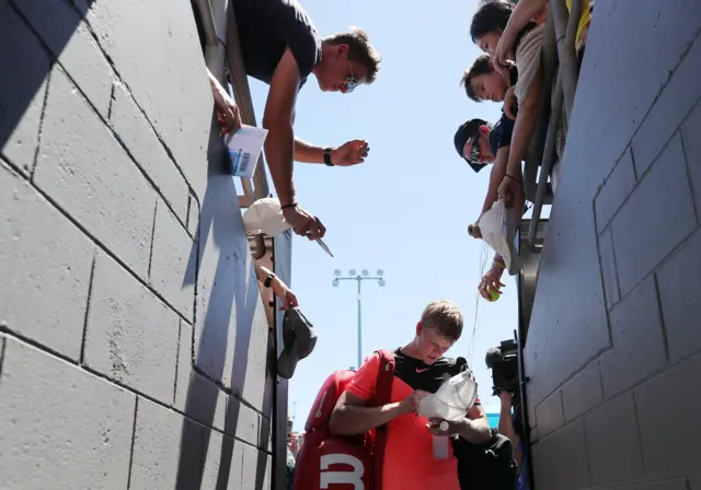 Kyle Edmund signs autographs