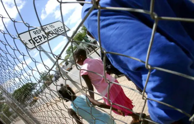 Picture taken 15 December 2006 shows people crossing the Lubombo border between South Africa and Mozambique in Malelane, Nelspruit, South Africa.