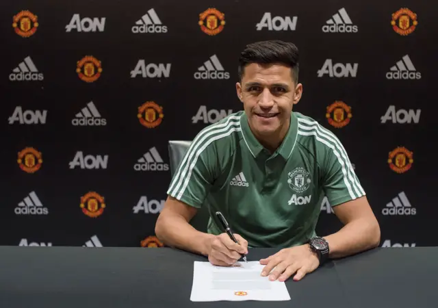 Alexis Sanchez signs for Manchester Untied