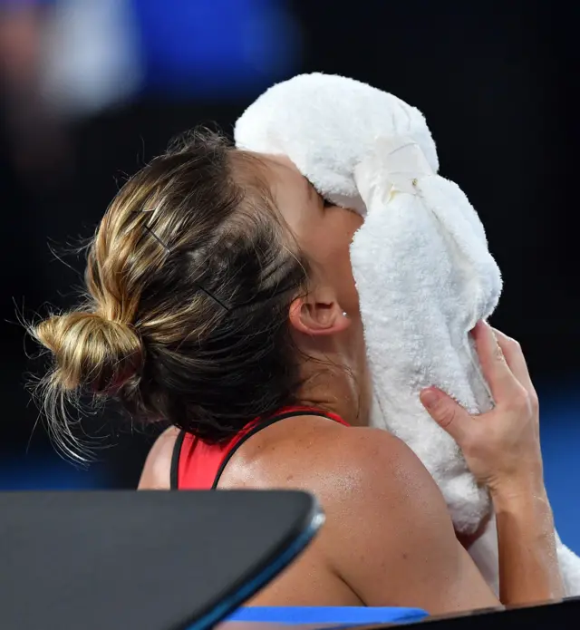 Simona Halep uses an ice towel