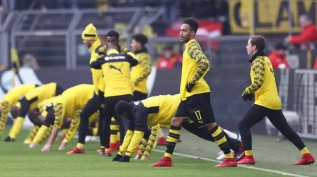 Pierre-Emerick Aubameyang, second right