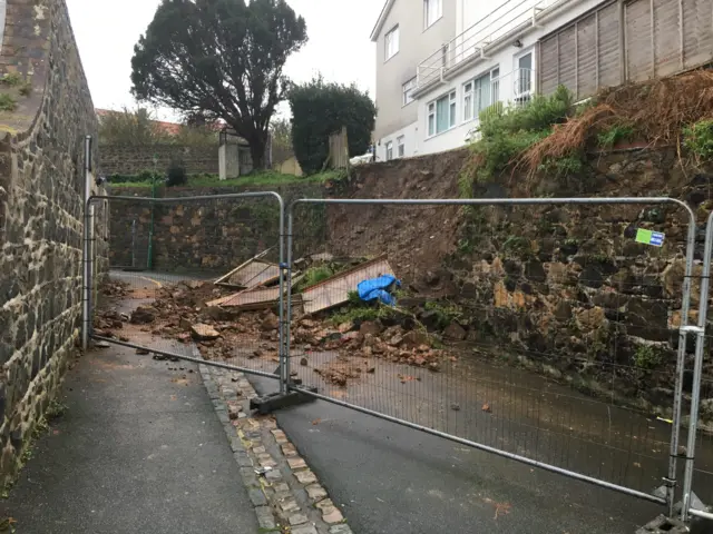 Collapsed bank in Valnord Road