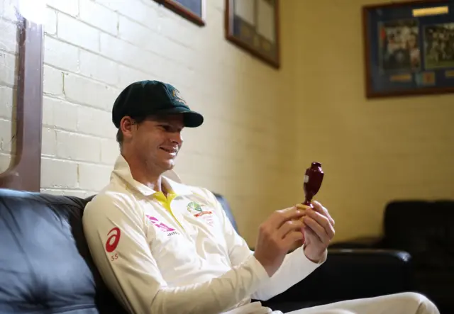 Steve Smith with the Ashes urn