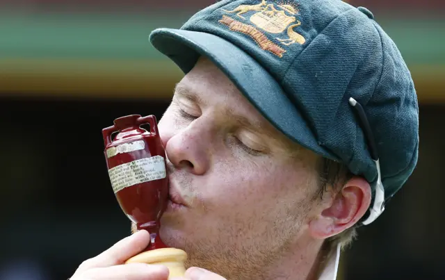 Steve Smith with the Ashes urn