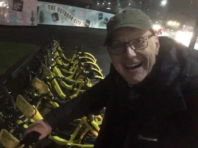 Andy Kershaw tries new Sheffield OFO bike