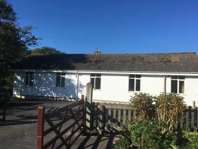 Hut or hall