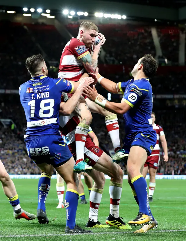 Sam Tomkins holds the ball