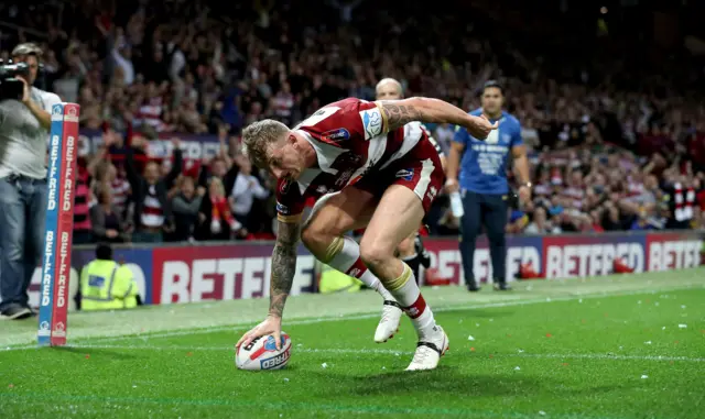 Dom Manfredi scores a try