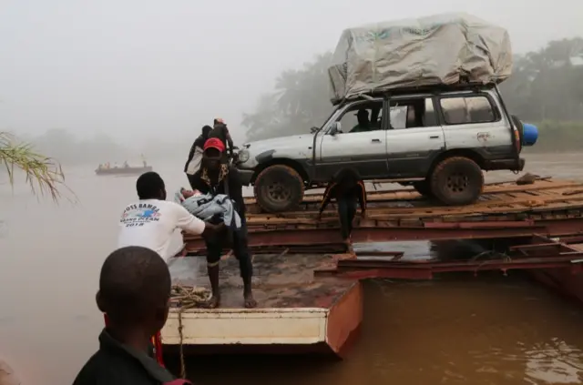 Congolese migrants expelled from Angola cross a river on the road to Tshikapa, near Kamonia territory, in Kasai-Occidental province in the Democratic Republic of the Congo, October 12, 2018.