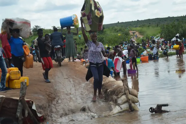 Congolese migrants who were living in Angola carry belongings in the Congolese border town of Kamako, on October 12, 2018