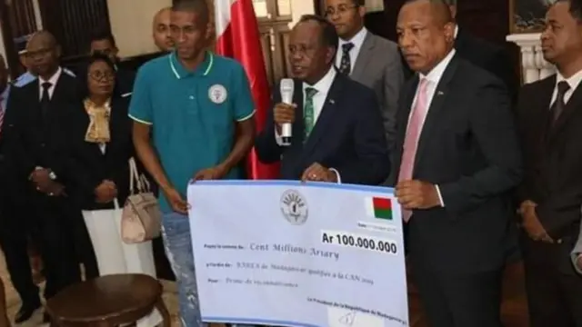 Acting President Rivo Rakotovao (centre) handed over the cheque for the national football team