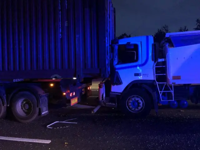 M1 northbound crash between J28 to J29 on the Derbyshire / Nottinghamshire border