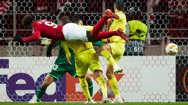 Ze Luis scores for Spartak Moscow against Villarreal