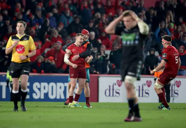 Munster celebrate beating Glasgow