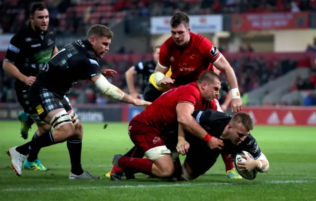 Matt Fagerson touches down for Glasgow's third try