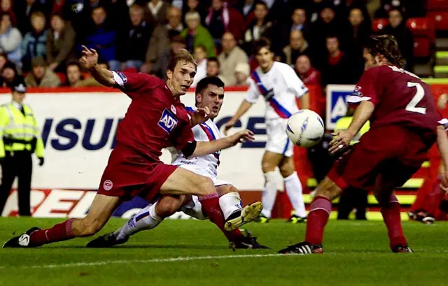 Steven Thompson scores for Rangers against Aberdeen in 2004