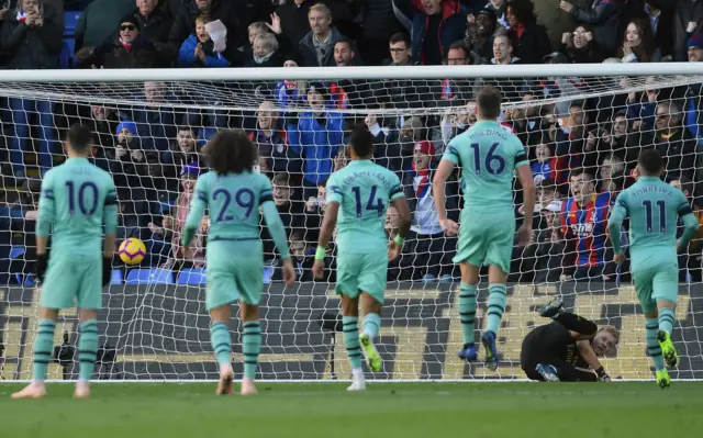 Luka Milivojevic beats Bernd Leno