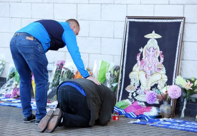 Leicester fans pay tribute