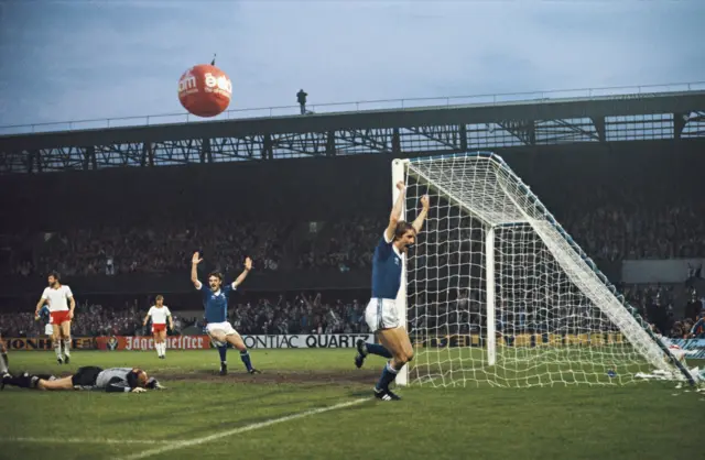 Frans Thijssen and John Wark celebrate a goal against AZ Alkmaar in the 1981 Uefa Cup final