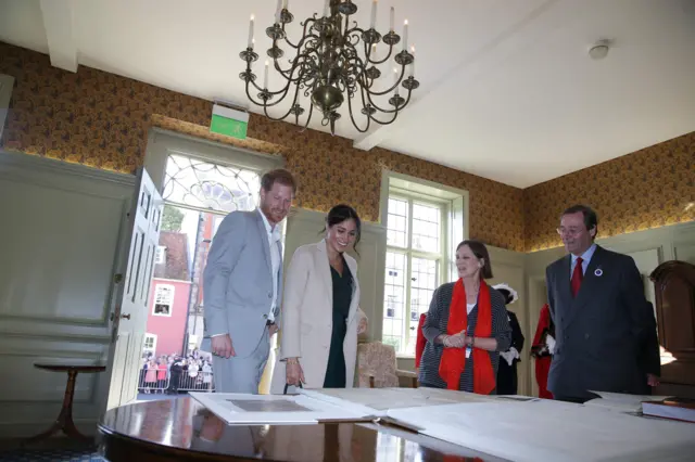 Duke and Duchess looking at Declaration of Independence