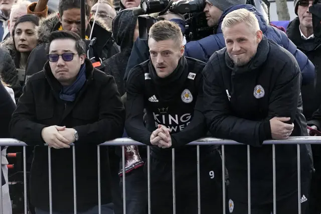 Aiyawatt Srivaddhanaprabha with Jamie Vardy and Kasper Schmeichel