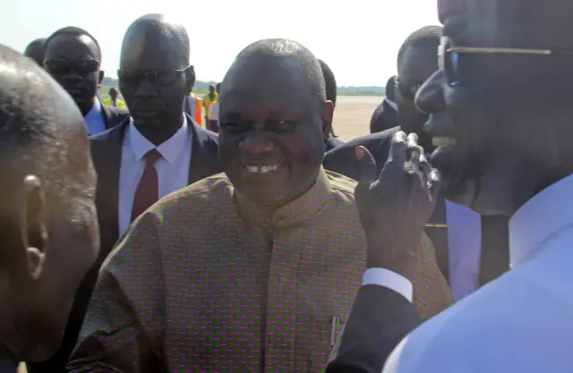 Riek Machar arriving in Juba