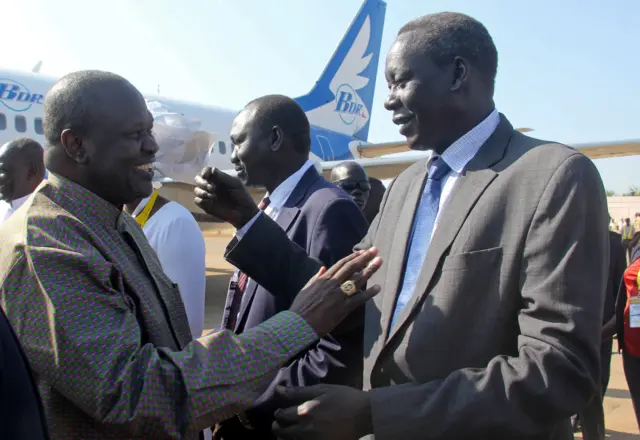 Riek Machar arriving in Juba