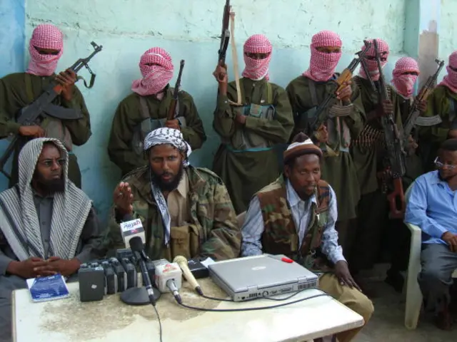 Mukhtar Robow (C) speaks during a press conference in Mogadishu on October 27, 2008